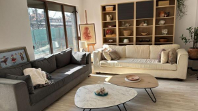 LARGE GUEST HOUSE Apartment near the Center with Full Kitchen & Dining Room, King Beds, Garden Patio, Free Parking & Self Check-in